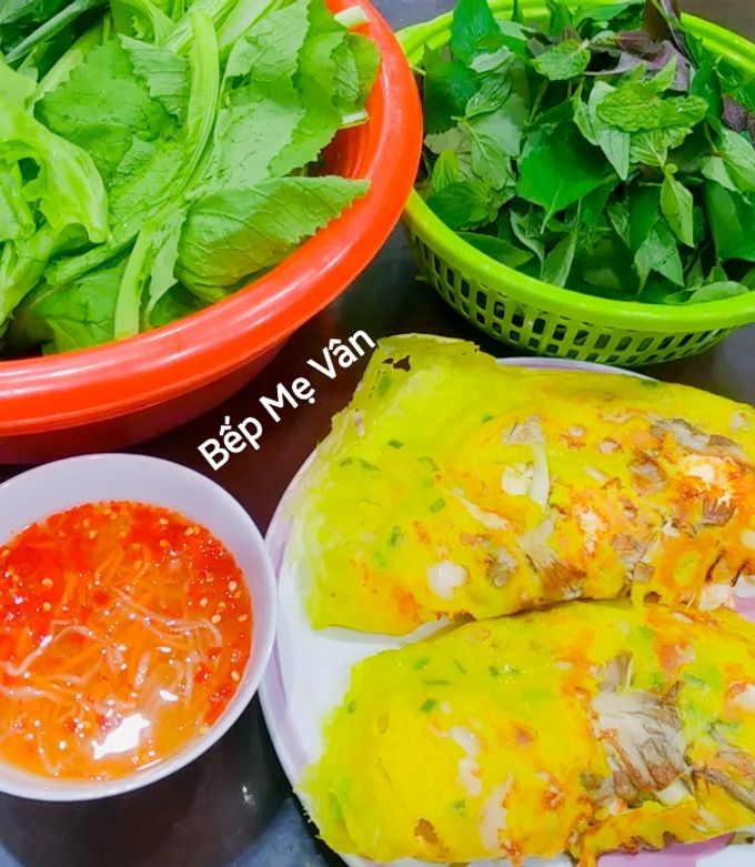 Đĩa bánh xèo đầy đủ rau sống